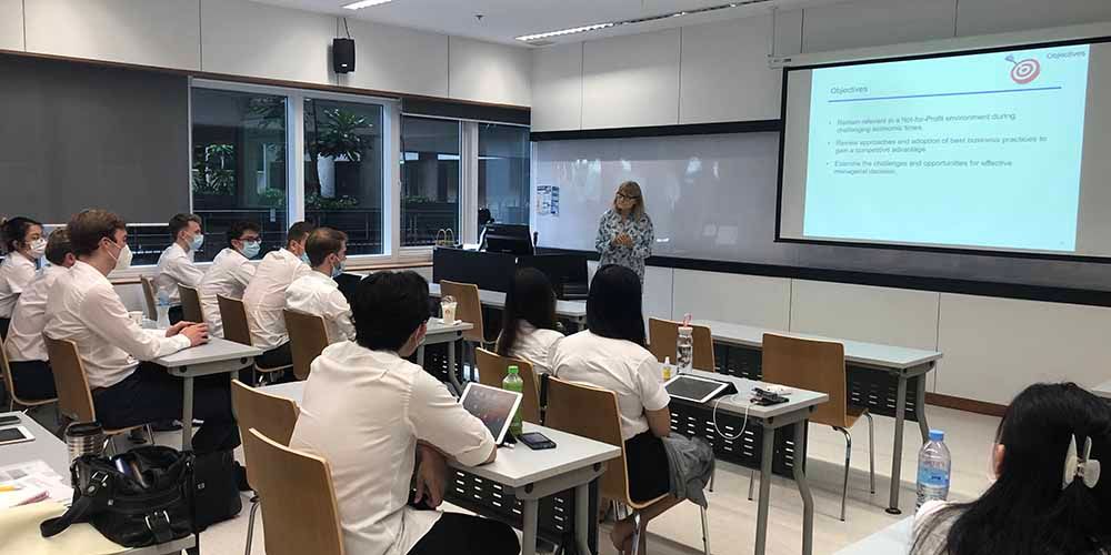 Former UNESCAP Administration Director is Guest Speaker in MUIC Business Course