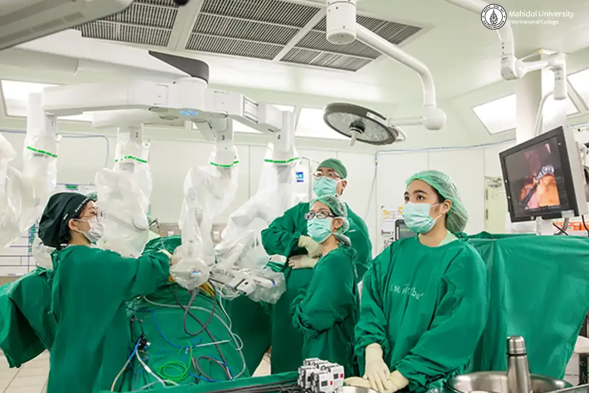 Outgoing SMO Officers Donate to Siriraj Foundation