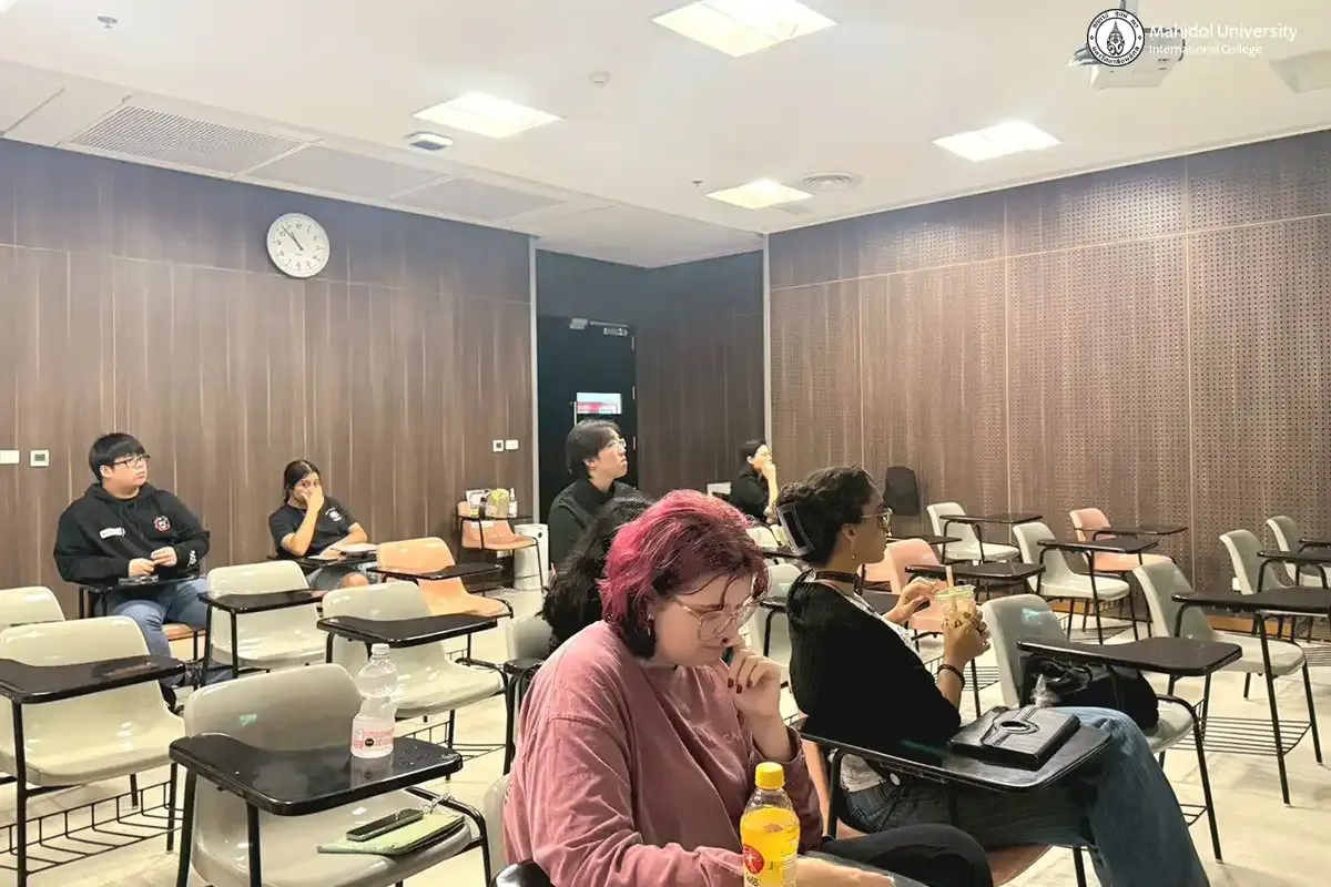 Theatre Club Holds Costume and Theater Set Design Workshop