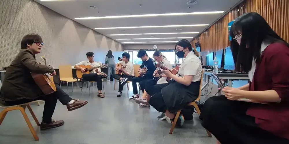 Music Club Conducts Guitar Workshop