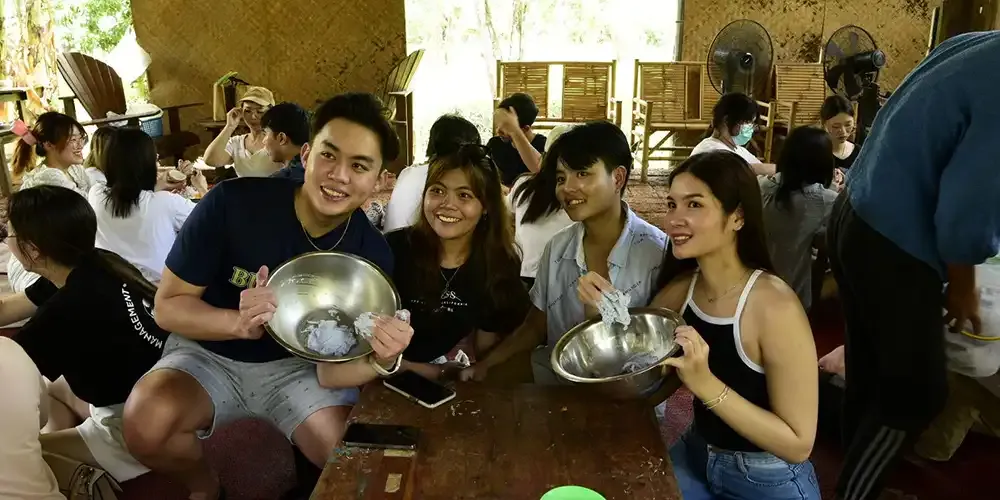 THM Club’s “Roaming in Amphawa Floating Market”