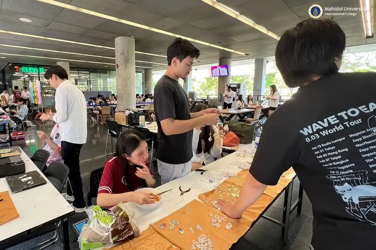 Volunteer Club Organizes Fund-raising Activity