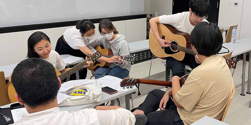 Music Club Conducts Guitar Workshop
