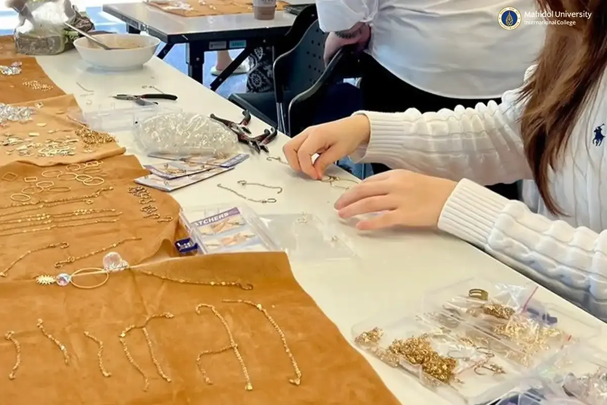 Volunteer Club Organizes Fund-raising Activity