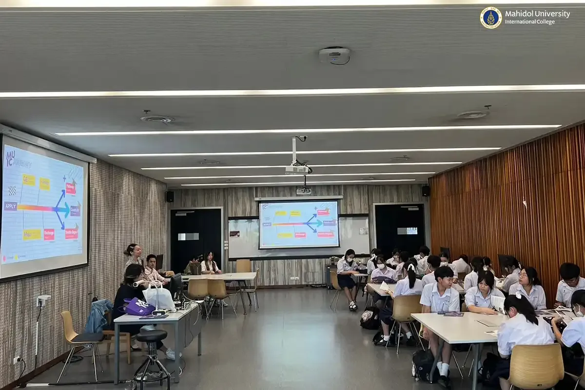 MUIC Welcomes Visitors from Nawamintrachinuthit Satriwittaya Bhuddhamonthon School￼
