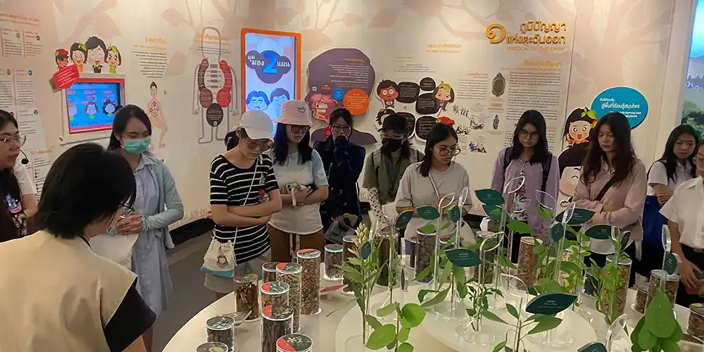 Rakkaew Club Brings Students to Siree Park