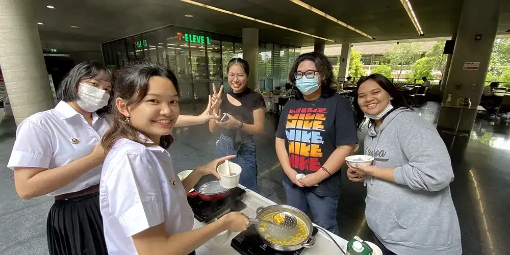 Rakkeaw Club’s Bualoy-making Workshop