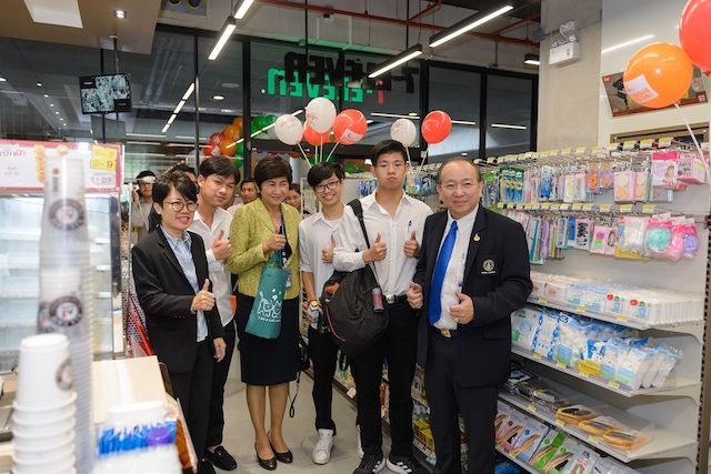 MUIC Dean Attends “No Plastic Bags Campaign” Launching and 7-11 Opening