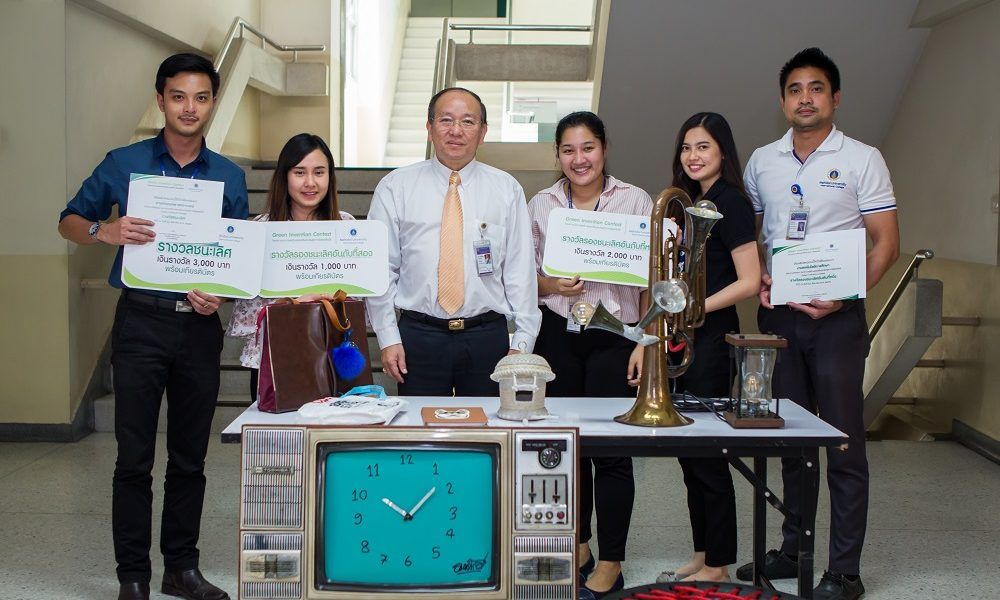 MUIC Dean Hands Prizes to Green Invention Contest Winners