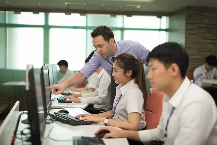 MUIC Welcomes Visitors from Phuket Wittayalai School